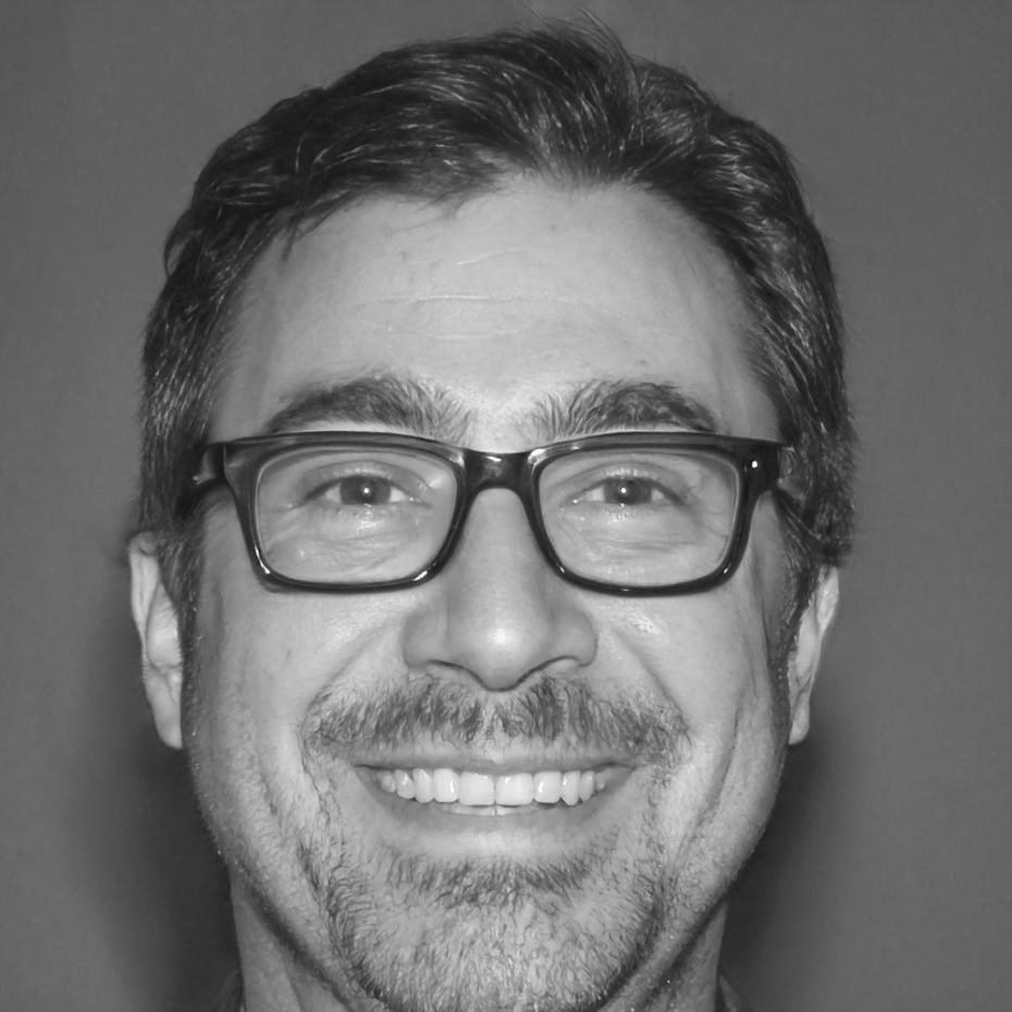 Portrait de Marc Dubois, entrepreneur satisfait